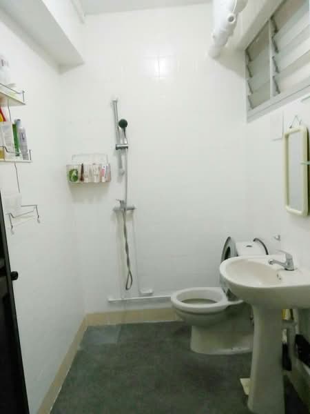 439 Choa Chu Kang Avenue 4, 439 Choa Chu Kang Avenue 4, Room Rental, 100 sqft, HDB Flat For Rent, by Kenny Kan, 500098933 - Bathroom - PropertyGuru.com.sg