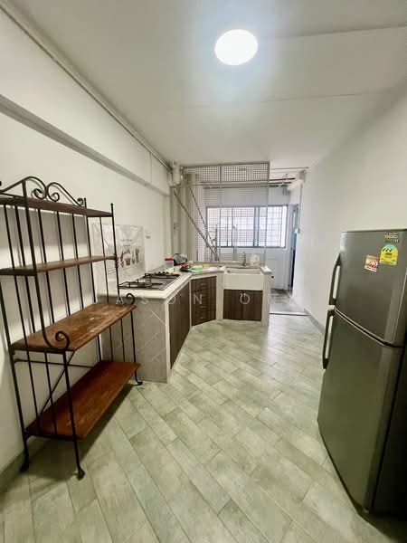 132 Yishun Street 11 HDB Flat For Sale at S$ 540,000 | PropertyGuru Singapore - Kitchen