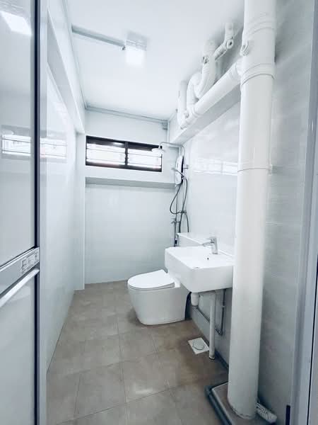 281 Choa Chu Kang Avenue 3 HDB Flat For Sale at S$ 580,000 | PropertyGuru Singapore - Bathroom
