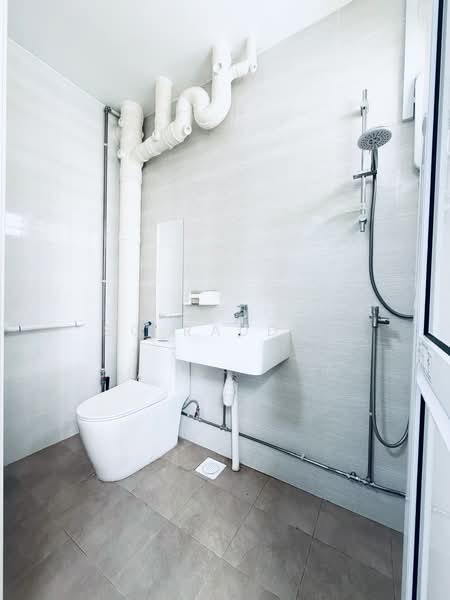 281 Choa Chu Kang Avenue 3 HDB Flat For Sale at S$ 580,000 | PropertyGuru Singapore - Bathroom