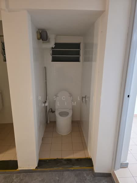 174 Lorong 1 Toa Payoh, 174 Lorong 1 Toa Payoh, 2 Bedrooms, 700 sqft, HDB Flat For Rent, by Priscillin Lim, 500098950 - Bathroom - PropertyGuru.com.sg