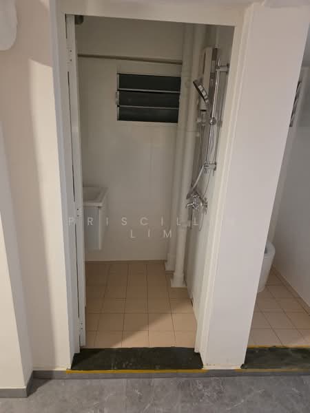 174 Lorong 1 Toa Payoh, 174 Lorong 1 Toa Payoh, 2 Bedrooms, 700 sqft, HDB Flat For Rent, by Priscillin Lim, 500098950 - Bathroom - PropertyGuru.com.sg