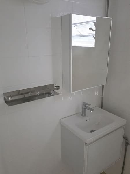 174 Lorong 1 Toa Payoh, 174 Lorong 1 Toa Payoh, 2 Bedrooms, 700 sqft, HDB Flat For Rent, by Priscillin Lim, 500098950 - Bathroom - PropertyGuru.com.sg