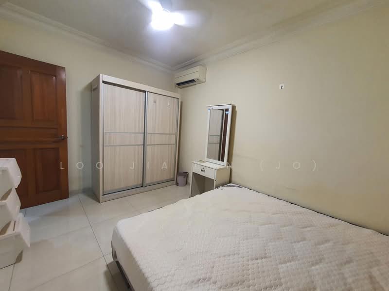 742 Yishun Avenue 5 HDB Flat For Sale at S$ 495,000 | PropertyGuru Singapore - Bedroom