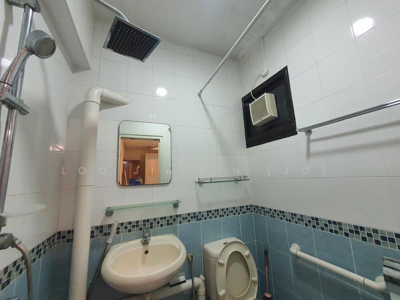 742 Yishun Avenue 5 HDB Flat For Sale at S$ 495,000 | PropertyGuru Singapore - Bathroom