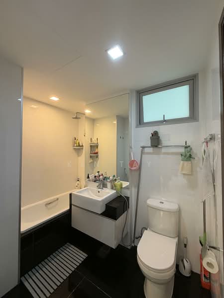 Moda Apartment For Sale at S$ 1,550,000 | PropertyGuru Singapore - Bathroom