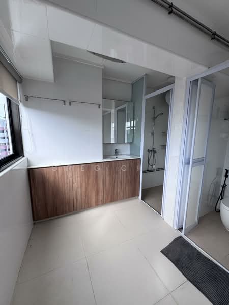 4 Queen's Road, 4 Queen's Road, 2 Bedrooms, 786 sqft, HDB Flat For Rent, by Greg Chan, 500099014 - Bathroom - PropertyGuru.com.sg