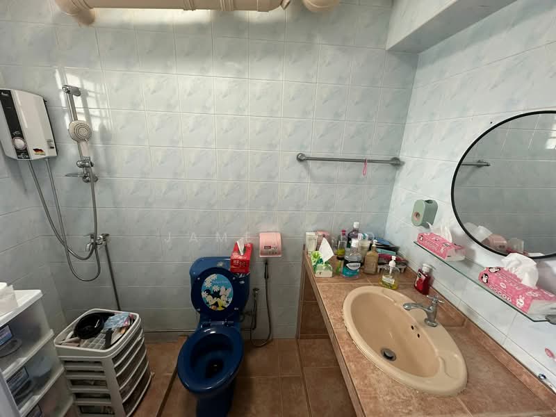 954 Hougang Avenue 9 HDB Flat For Sale at S$ 645,000 | PropertyGuru Singapore - Bathroom