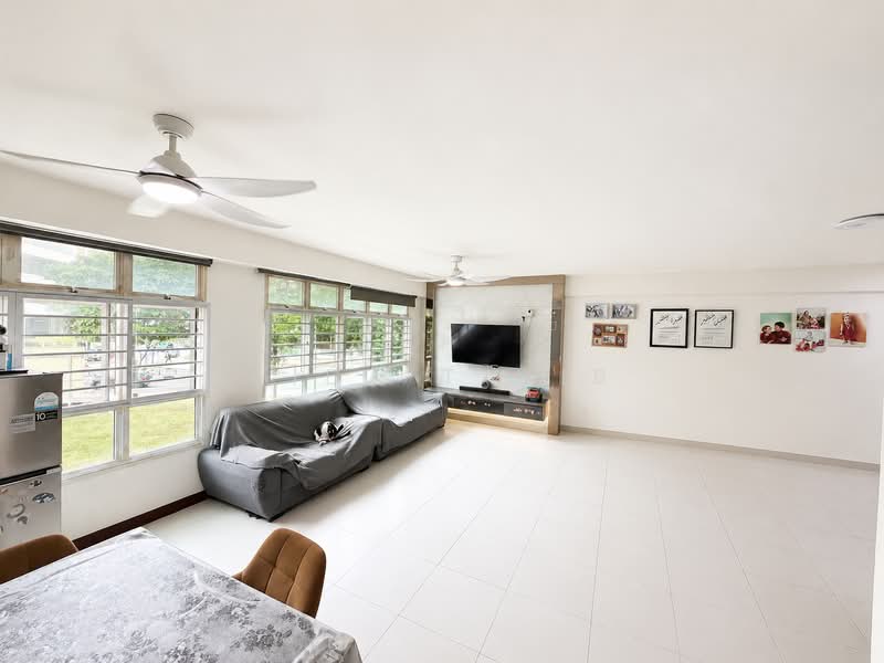 317A Yishun Greenwalk, 317A Yishun Avenue 9, 3 Bedrooms, 1,206 sqft, HDB Flat For Sale, by Aida Talib, 500099164 - Living Room - PropertyGuru.com.sg