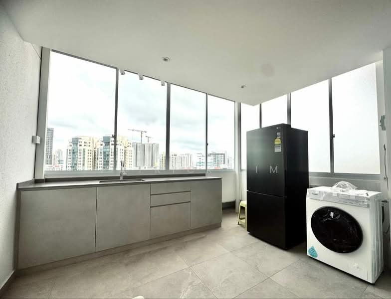 Balestier Point, 279 Balestier Road, 2 Bedrooms, 700 sqft, Apartment For Rent, by Patrick Lim, 500099167 - Huge & Spacious Kitchen with City View - PropertyGuru.com.sg