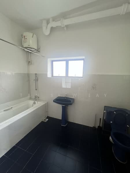 Michel Apartment, 291 Tanglin Road, 2 Bedrooms, 1,100 sqft, Walk-up Apartment For Rent, by Tan Siew Lay, 500099202 - Bathroom - PropertyGuru.com.sg