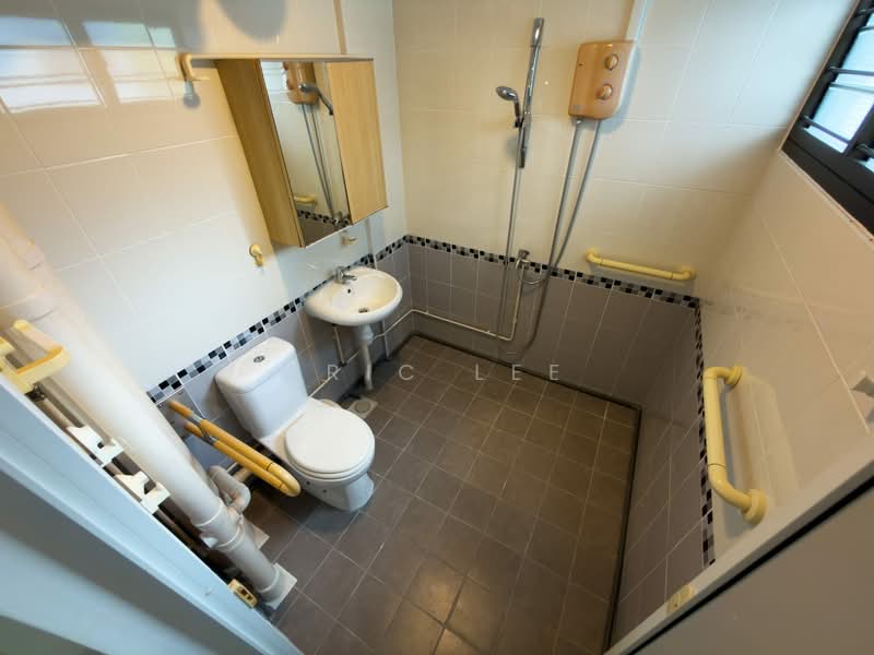 601 Bedok Reservoir Road HDB Flat For Sale at S$ 650,000 | PropertyGuru Singapore - Bathroom