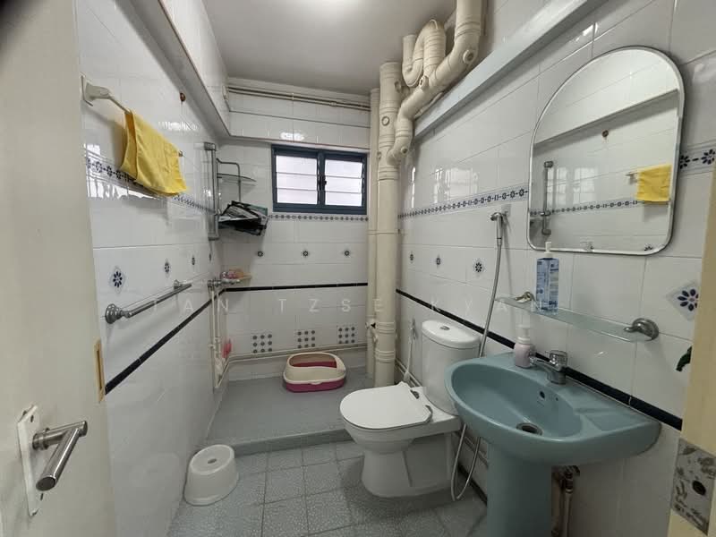 467A Admiralty Drive HDB Flat For Sale at S$ 625,000 | PropertyGuru Singapore - Bathroom