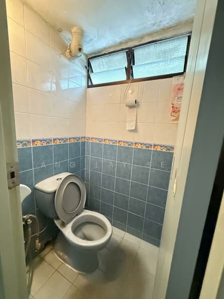 210 Boon Lay Place HDB Flat For Sale at S$ 350,000 | PropertyGuru Singapore - Bathroom