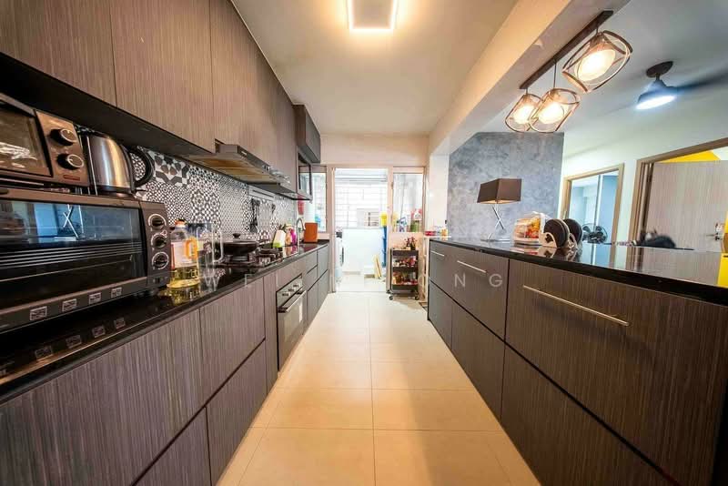 461D Bukit Batok West Avenue 8 HDB Flat For Sale at S$ 828,000 | PropertyGuru Singapore - Kitchen