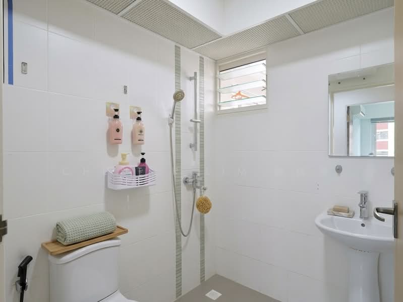194B Bukit Batok West Avenue 6 HDB Flat For Sale at S$ 760,000 | PropertyGuru Singapore - Common toilet