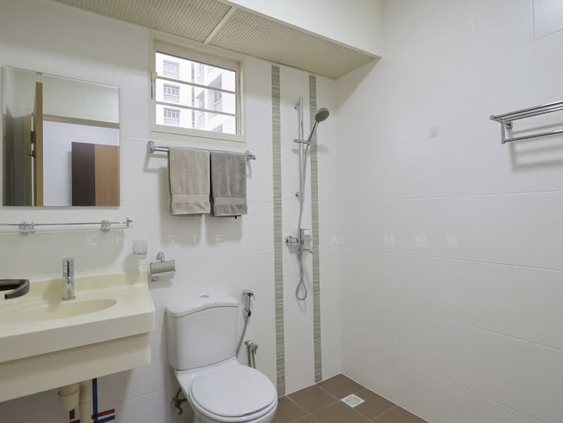 194B Bukit Batok West Avenue 6 HDB Flat For Sale at S$ 760,000 | PropertyGuru Singapore - Master toilet