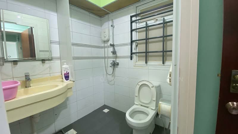 8A Upper Boon Keng Road HDB Flat For Sale at S$ 799,000 | PropertyGuru Singapore - Bathroom