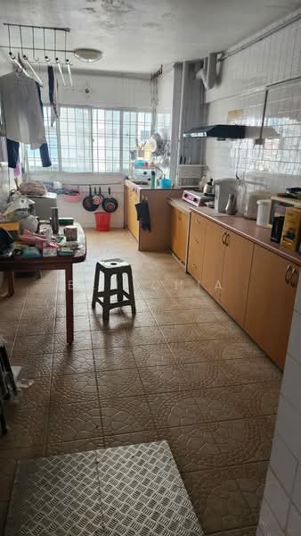 209 Bukit Batok Street 21 HDB Flat For Sale at S$ 650,000 | PropertyGuru Singapore - Kitchen