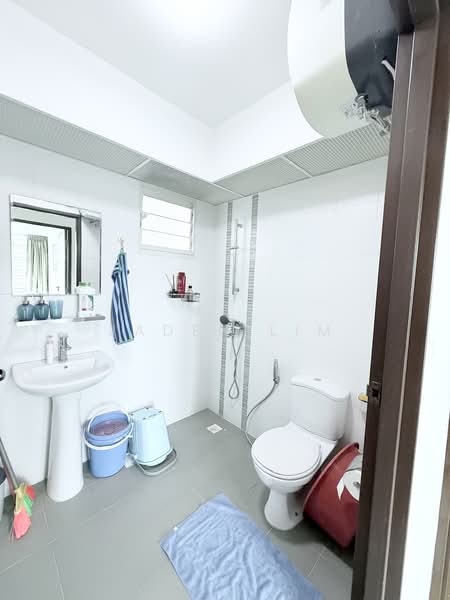 296B Bukit Batok Street 22 HDB Flat For Sale at S$ 599,888 | PropertyGuru Singapore - Bathroom