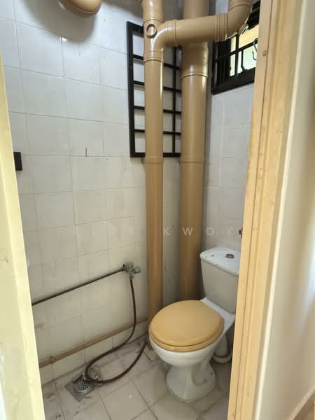 86 Commonwealth Close HDB Flat For Sale at S$ 290,000 | PropertyGuru Singapore - Bathroom