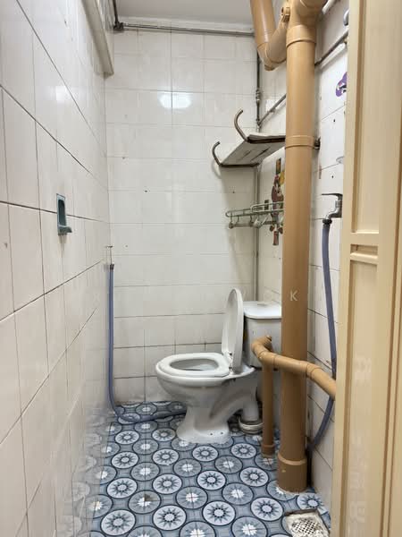 86 Commonwealth Close HDB Flat For Sale at S$ 290,000 | PropertyGuru Singapore - Bathroom