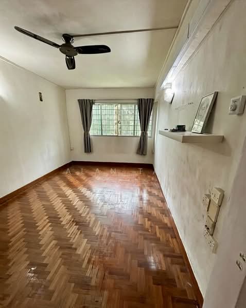 132 Ang Mo Kio Avenue 3 HDB Flat For Sale at S$ 750,000 | PropertyGuru Singapore - Living Room