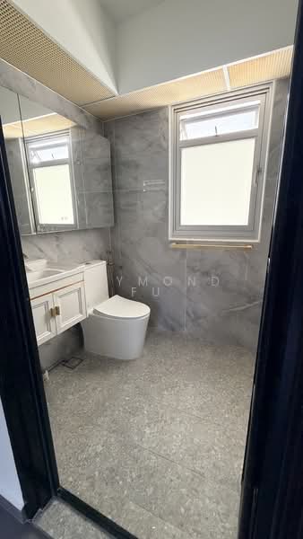 140D Corporation Drive HDB Flat For Sale at S$ 710,000 | PropertyGuru Singapore - Master Bathroom