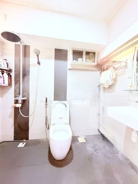 412B Fernvale Link HDB Flat For Sale at S$ 599,000 | PropertyGuru Singapore - Bathroom