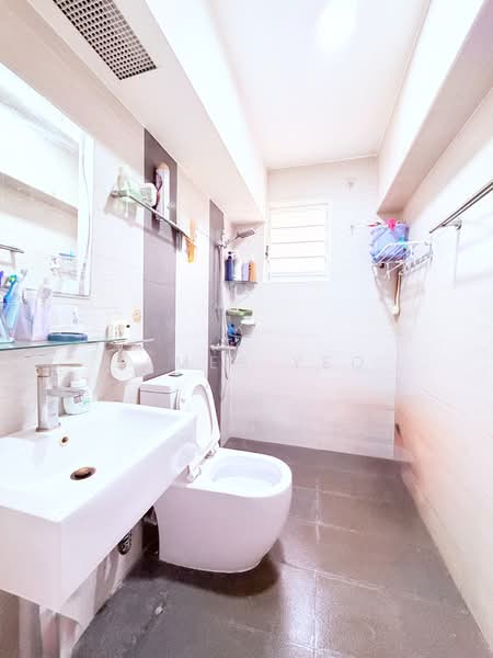 412B Fernvale Link HDB Flat For Sale at S$ 599,000 | PropertyGuru Singapore - Bathroom