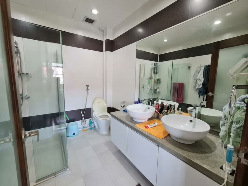 Yio Chu Kang Gardens Terraced House For Sale at S$ 4,800,000 | PropertyGuru Singapore - Bathroom