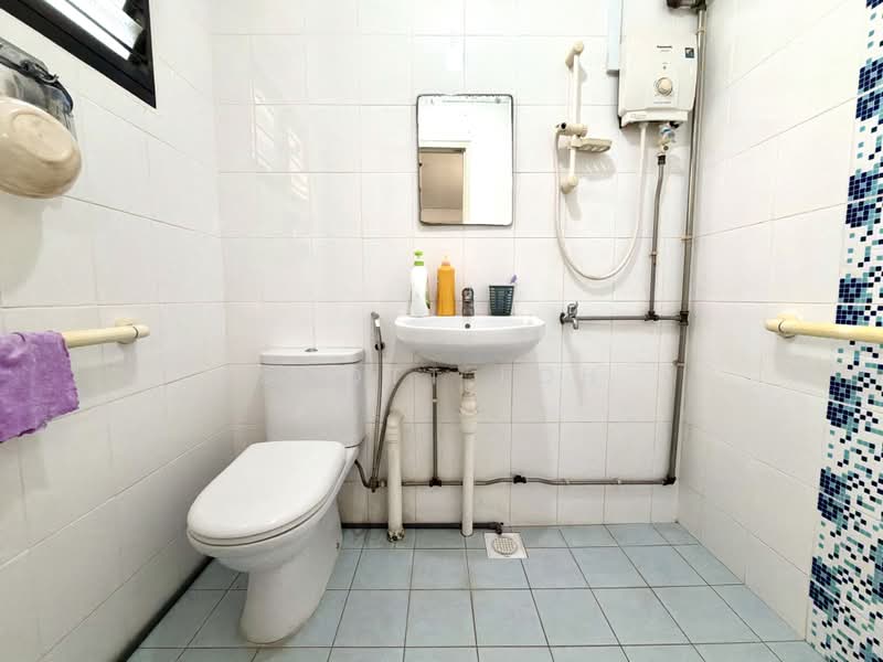 766 Yishun Avenue 3, 766 Yishun Avenue 3, 3 Bedrooms, 904 sqft, HDB Flat For Sale, by Scott Loh, 500099342 - Master Bathroom - PropertyGuru.com.sg