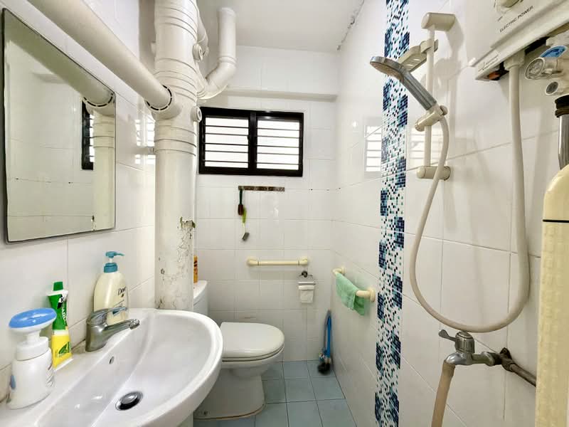 766 Yishun Avenue 3, 766 Yishun Avenue 3, 3 Bedrooms, 904 sqft, HDB Flat For Sale, by Scott Loh, 500099342 - Common Bathroom - PropertyGuru.com.sg