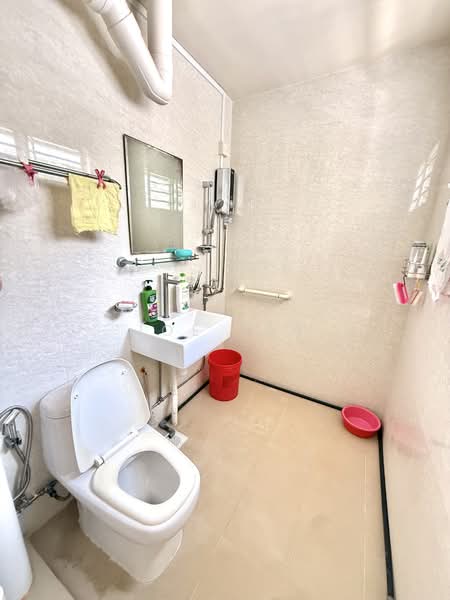 324 Serangoon Avenue 3 HDB Flat For Sale at S$ 799,000 | PropertyGuru Singapore - Bathroom