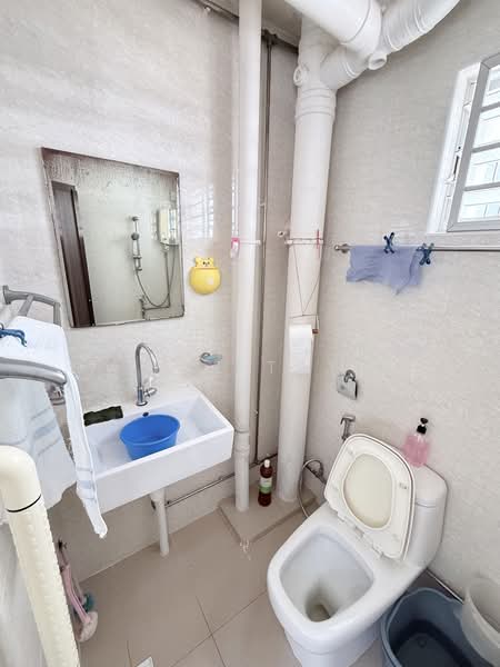 324 Serangoon Avenue 3 HDB Flat For Sale at S$ 799,000 | PropertyGuru Singapore - Bathroom