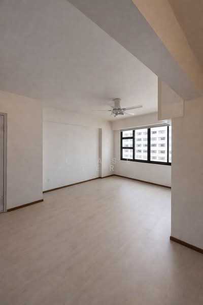 468A Bukit Batok West Avenue 9 HDB Flat For Sale at S$ 700,000 | PropertyGuru Singapore - Living Room