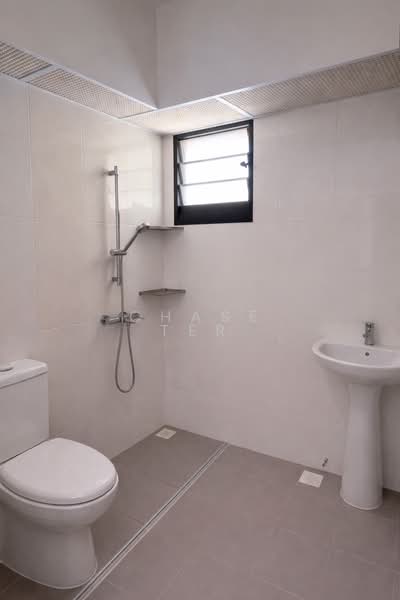468A Bukit Batok West Avenue 9 HDB Flat For Sale at S$ 700,000 | PropertyGuru Singapore - Bathroom