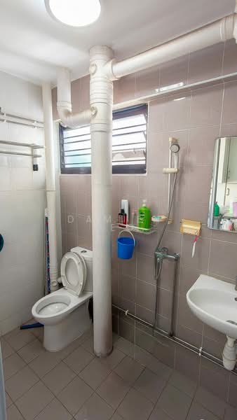 611 Bedok Reservoir Road, 611 Bedok Reservoir Road, 3 Bedrooms, 1,302 sqft, HDB Flat For Rent, by Damien Teo, 500099385 - Bathroom - PropertyGuru.com.sg