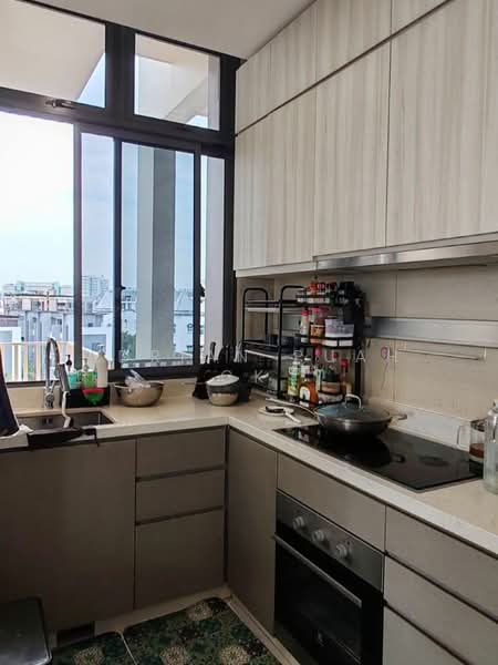 Open house Dual Key Condo in Telok Kurau Condominium For Sale at S$ 2,600,000 | PropertyGuru Singapore - Kitchen