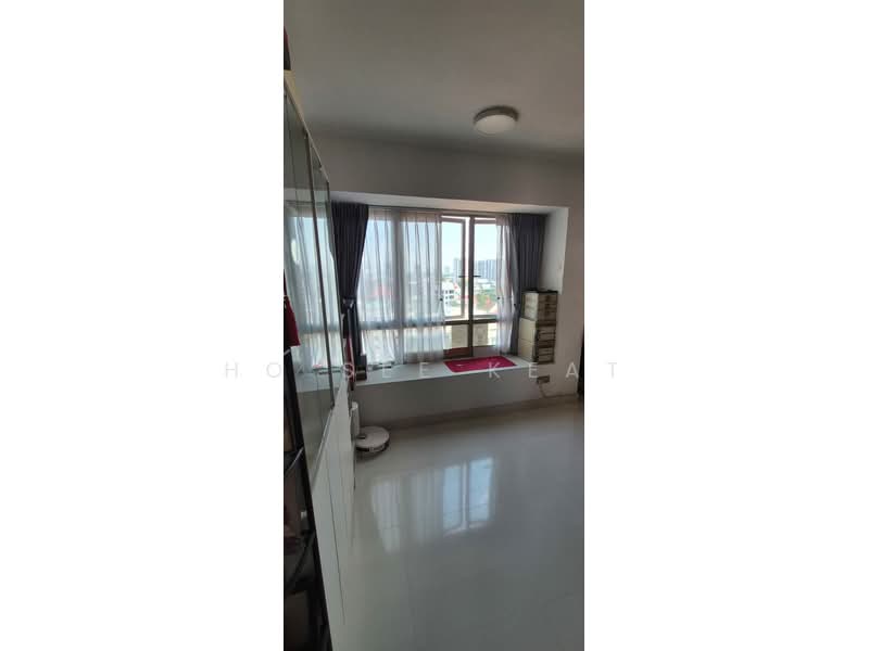 Esta Ruby Condominium For Sale at S$ 1,780,000 | PropertyGuru Singapore - Dinning Area unlocked view