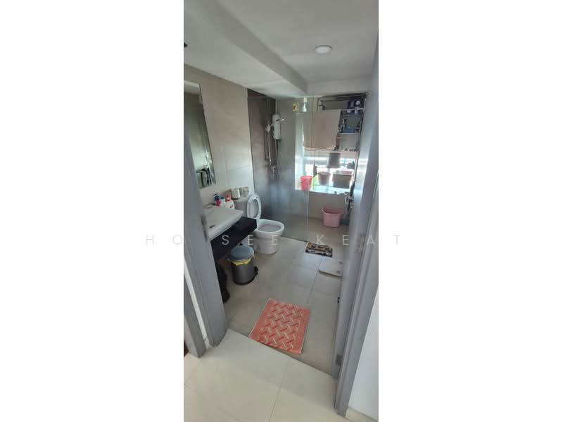 Esta Ruby Condominium For Sale at S$ 1,780,000 | PropertyGuru Singapore - Common Bathroom