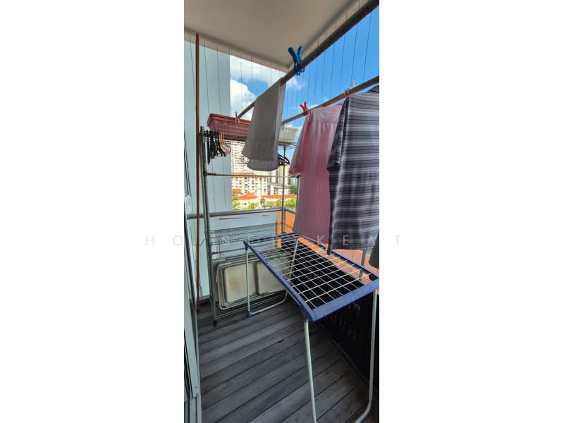 Esta Ruby Condominium For Sale at S$ 1,780,000 | PropertyGuru Singapore - Balcony - Living room