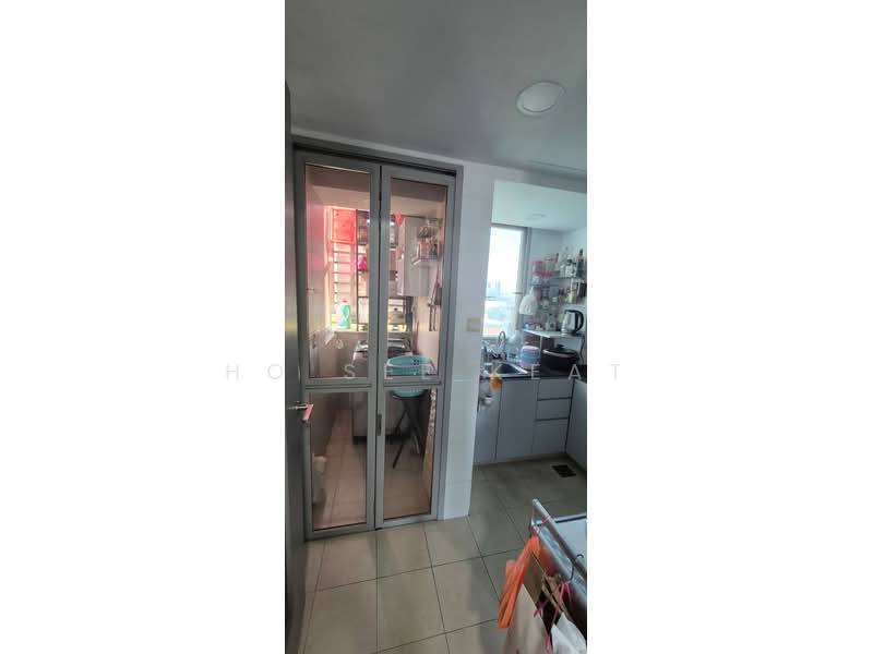 Esta Ruby Condominium For Sale at S$ 1,780,000 | PropertyGuru Singapore - Kitchen with enclosed yard