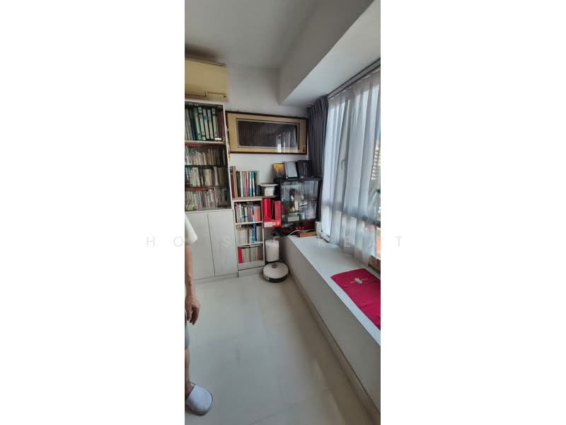 Esta Ruby Condominium For Sale at S$ 1,780,000 | PropertyGuru Singapore - Dinning area 2