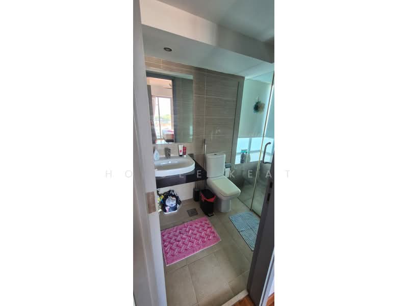 Esta Ruby Condominium For Sale at S$ 1,780,000 | PropertyGuru Singapore - Attached Bathroom to Masterbed Room