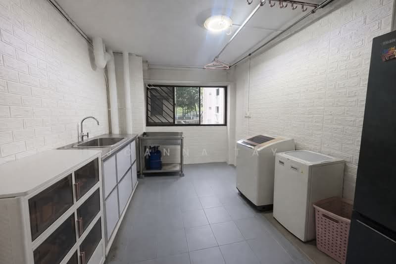 335 Woodlands Street 32 HDB Flat For Sale at S$ 499,000 | PropertyGuru Singapore - Kitchen