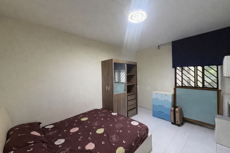 335 Woodlands Street 32 HDB Flat For Sale at S$ 499,000 | PropertyGuru Singapore - Bedroom