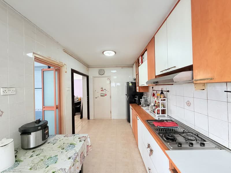 303A Anchorvale Link HDB Flat For Sale at S$ 700,000 | PropertyGuru Singapore - Kitchen