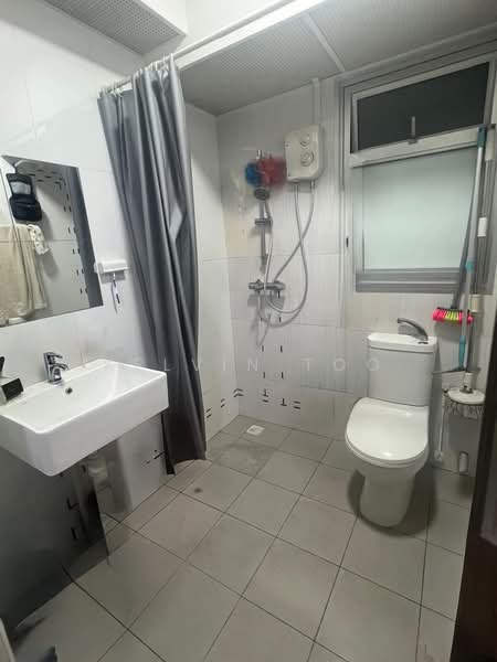 421B Northshore Drive HDB Flat For Sale at S$ 520,000 | PropertyGuru Singapore - Bathroom