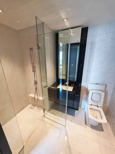 Concourse Skyline, 300 Beach Road, 2 Bedrooms, 1,151 sqft, Condominium For Rent, by Jimmy Choo, 500099525 - Bathroom - PropertyGuru.com.sg